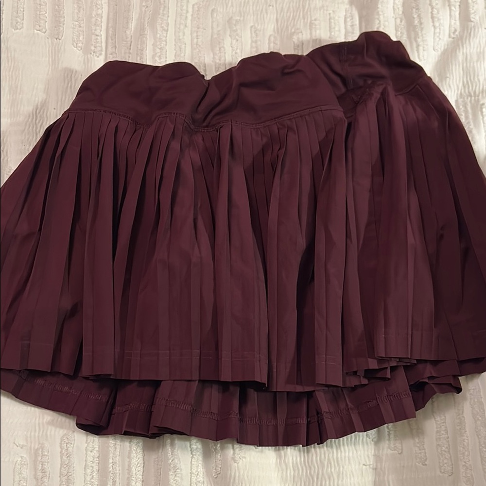 Lululemon Athletica burgundy pleated  Mini Skirt size 8